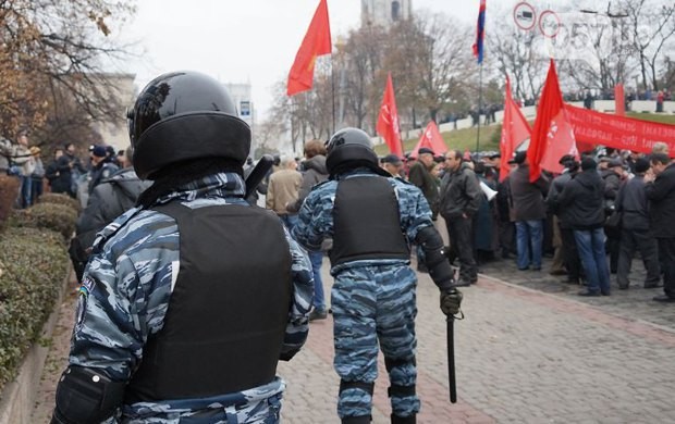 Right Sector hanh hung nhom ung ho Dang Cong san Ukraine o Kharkov-Hinh-7
